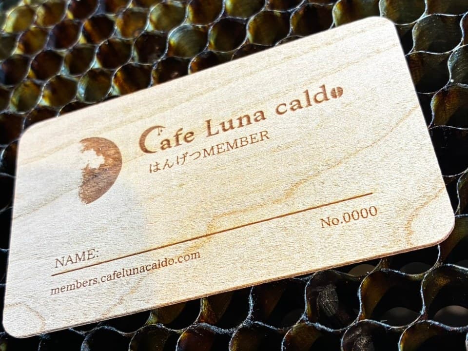 レーザーで店名と月を刻んだ、木のメンバーズカード